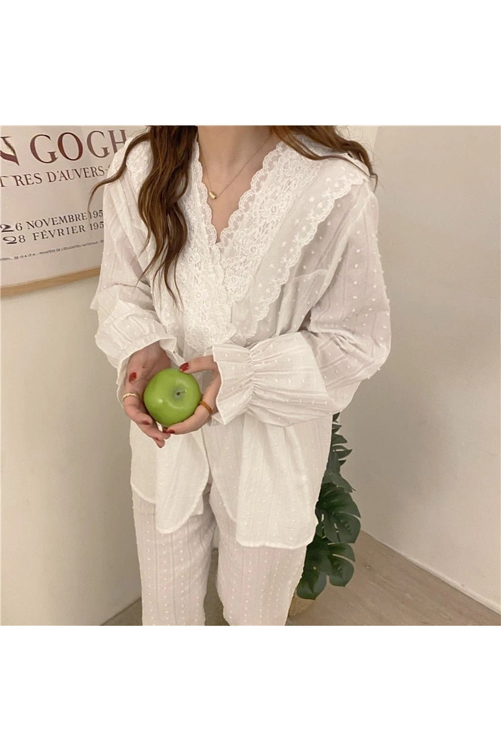 Conjunto de pijama elegante de encaje y algodón, suave como un sueño, la noche perfecta te espera.